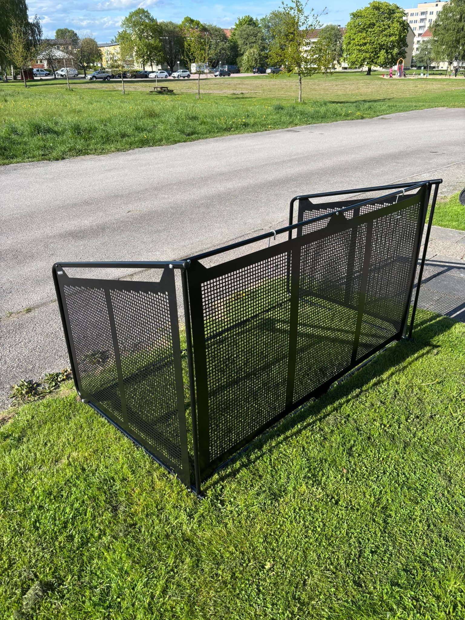 Tomt Semach soptunnegarage med täcksidor sett från sidan vid en park